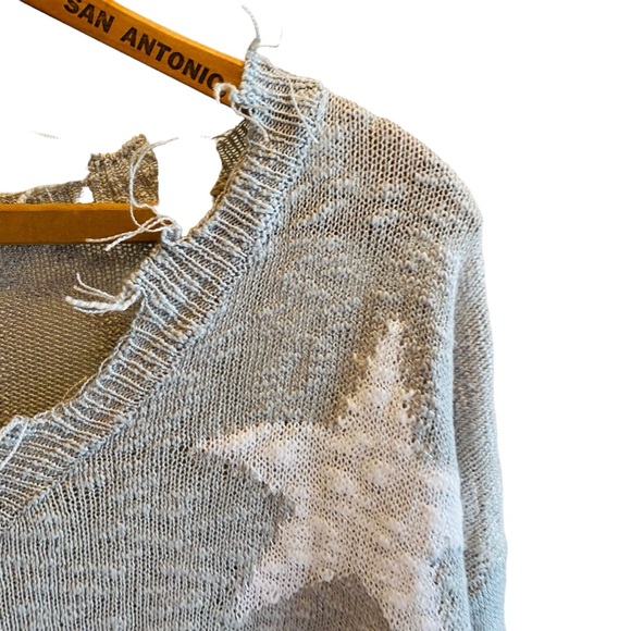 KLD SIGNATURE Gray Distressed Star Sweater - Picture 3 of 5